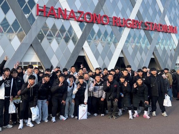熱戦の花園、韓国の学生ラガーマンも釘付け。呉英吉監督率いるOKラグビー部が東大阪でアカデミー開催