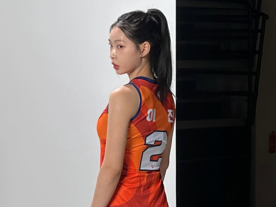 韓国バレー界の“次世代グラマラス美女”イ・ジン、脚線美に目が行く私服SHOT
