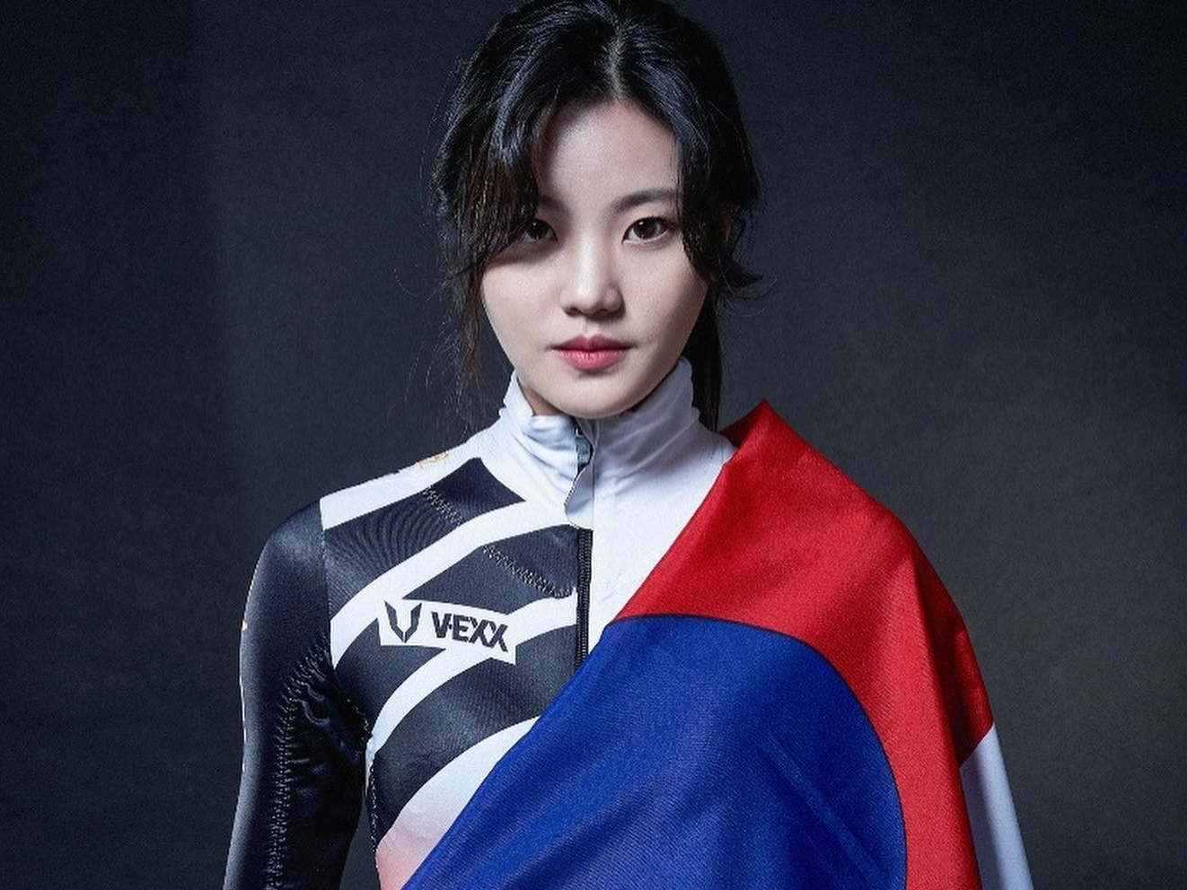 韓国の冬季五輪金メダリスト、ベッドに寝そべり“キス顔”…美貌際立つ私生活ショット