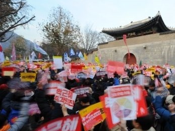 ろうそくの奇跡!? 朴槿恵大統領弾劾案可決に対する韓国内の反応は