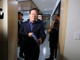 スキャンダルは両者痛み分け？二強激突を維持した韓国次期大統領選挙