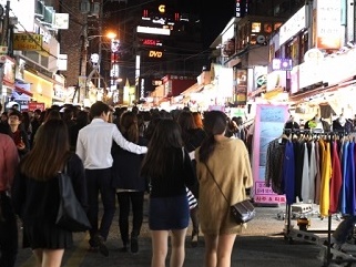 「60代と子供を産む13歳の女性求む」韓国の女子校前に不適切すぎる垂れ幕が登場…国際女性デーに